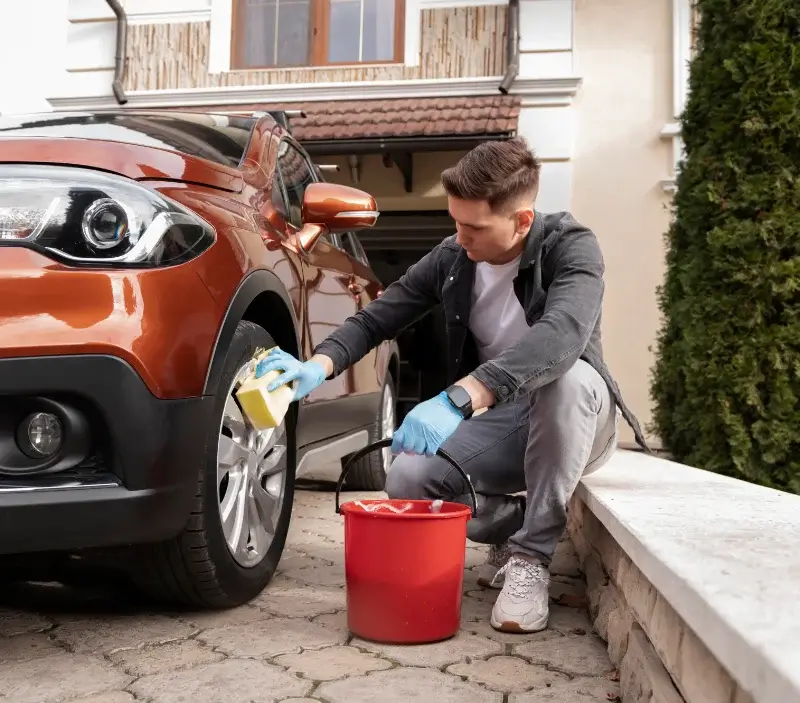 Lavage auto à domicile Auribeau-sur-Siagne : professionnel intervenant sur un véhicule